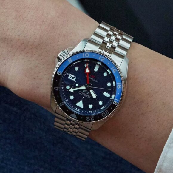 Seiko Men's Sports GMT Automatic Watch 100 Meter Blue Dial - Picture 1 of 8